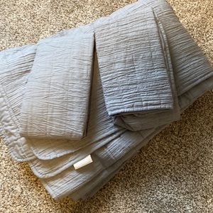 Quilt size queen/ full with two standard sham